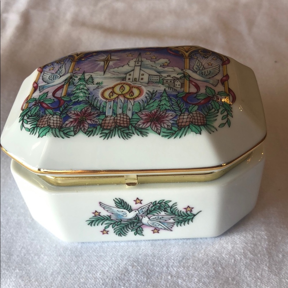 Elegant White Jewelry Box with Gold Accents